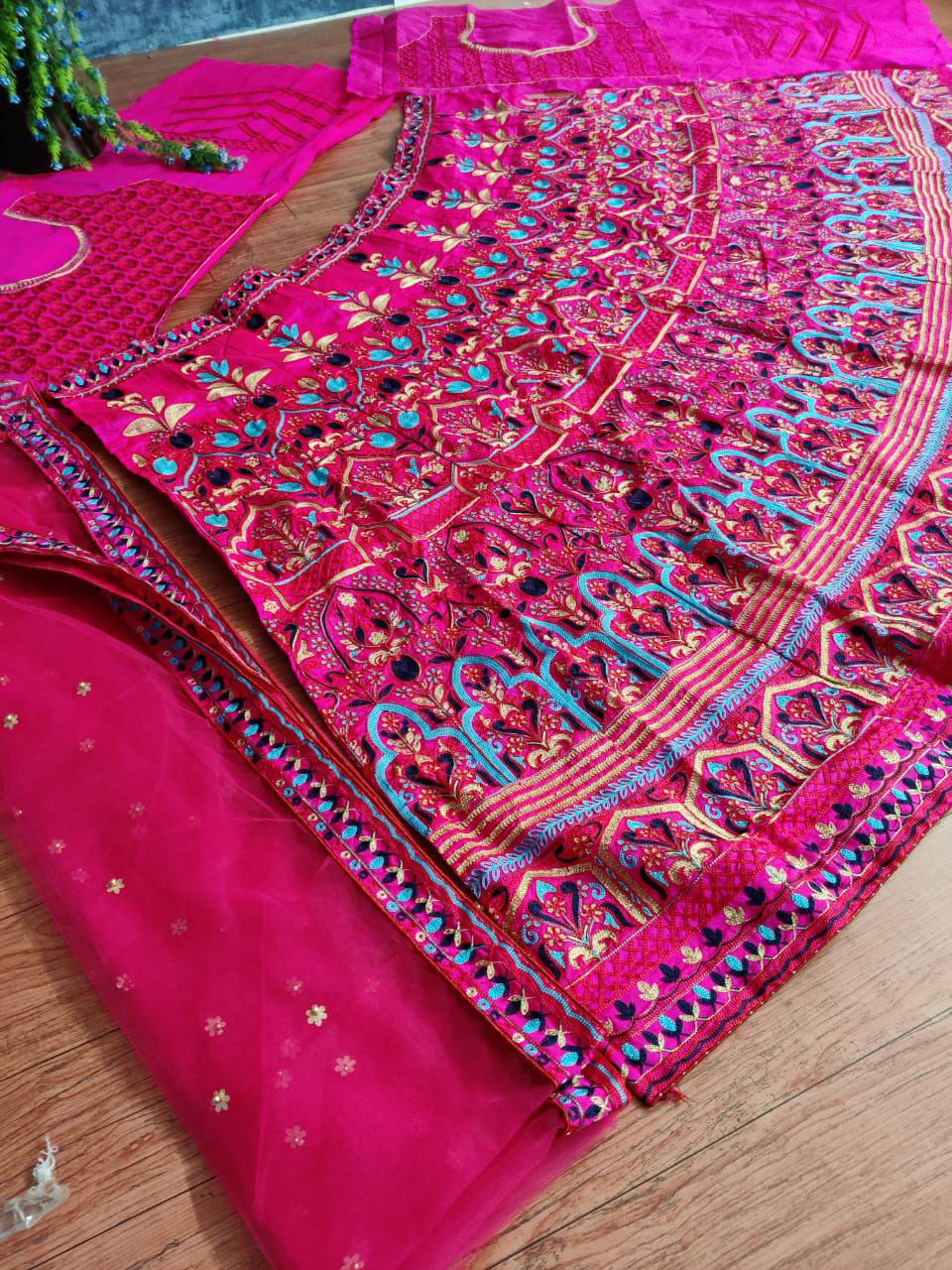 Designer Wedding Wear Ambroidery Work Pink Choli With Net Dupatta