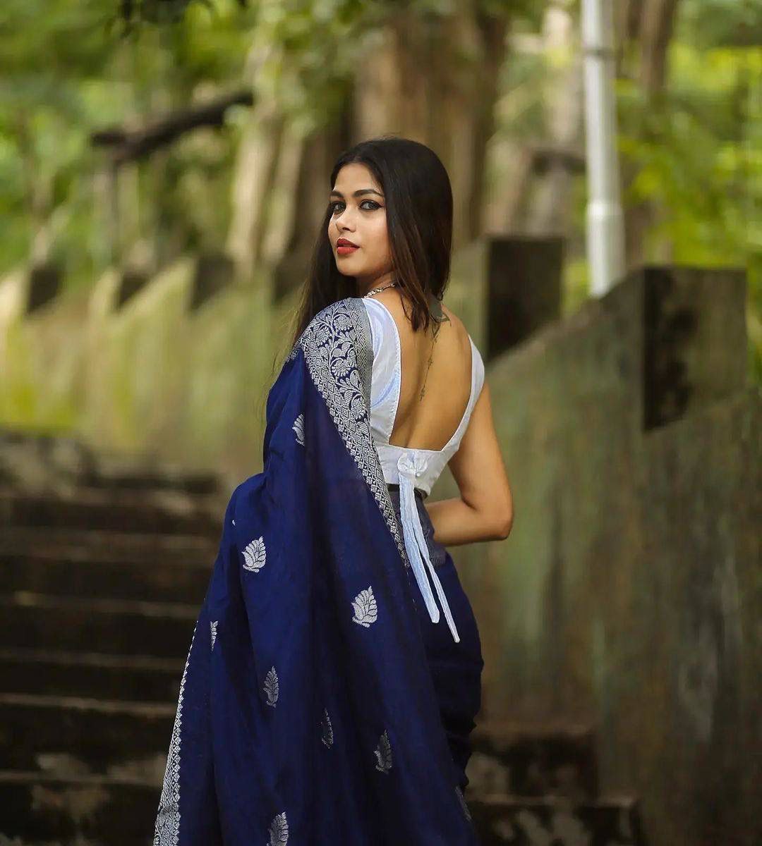 Georgette saree originally made from silk. It is fine, lightweight and  plain weave saree. Mirraw brings y… | Trendy sarees, Party wear sarees,  Pure georgette sarees