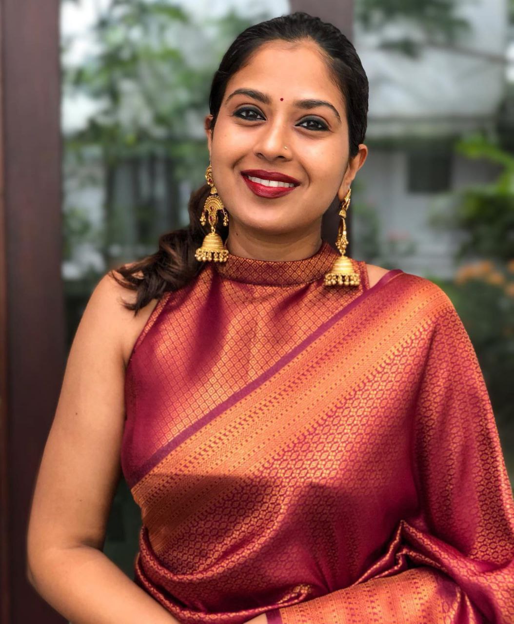 Kerala Kasavu Saree styled with a Dull gold necklace and Firangipani  flowers on the hair | Chiffon saree party wear, Kasavu saree, Saree styles