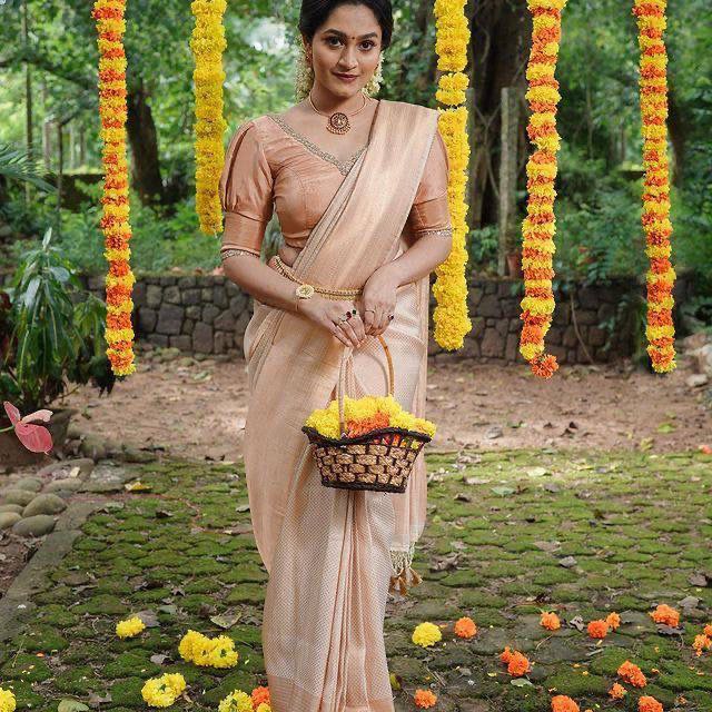 Pure Silk Kanjivarm Cream color saree with Kanchipuram blouse
